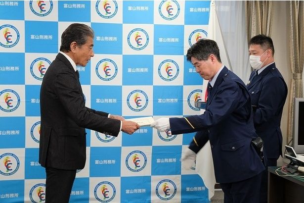 表彰状を受け取る舘ひろし [c]2025「港のひかり」製作委員会