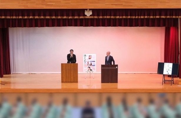 【写真を見る】富山刑務所の受刑者に自らの体験談を語りかける舘ひろしと笹野高史 [c]2025「港のひかり」製作委員会