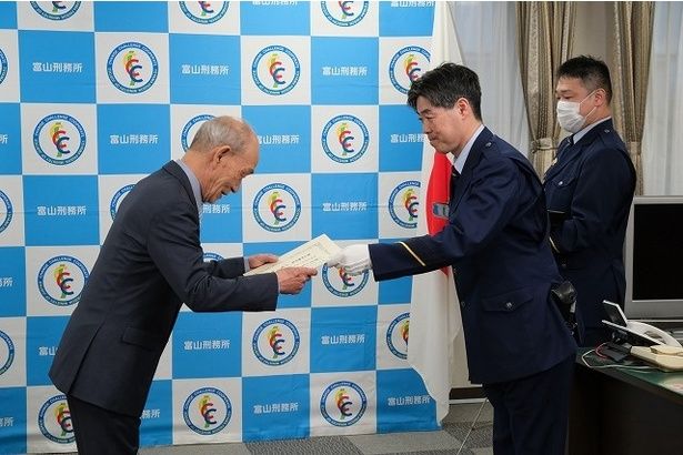 表彰状を受け取る笹野高史 [c]2025「港のひかり」製作委員会