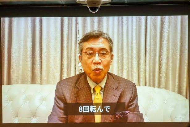 「8回転んで8回起き上がった。かなり不屈の精神ですね」と動画でメッセージを届けた、漫画家の弘兼憲史さん。さらに「この言葉がこの本によく書かれています。まさにこれは櫻井さんの人生そのものだと思いますね」と本書を紹介した