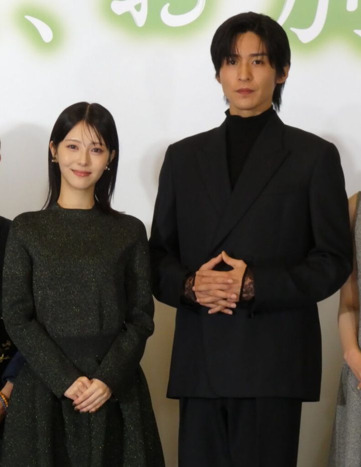 浜辺さんが「忙しいだろうな、と思っていたけど思っていた50倍くらい忙しい。『深夜までダンスの振り入れが…』って。すぐに（仕事で）海外へ行っちゃったり。時差ボケありました？」と問いかけると、目黒さんは「（時差ボケは）ないかも」とサラリと応じていました。