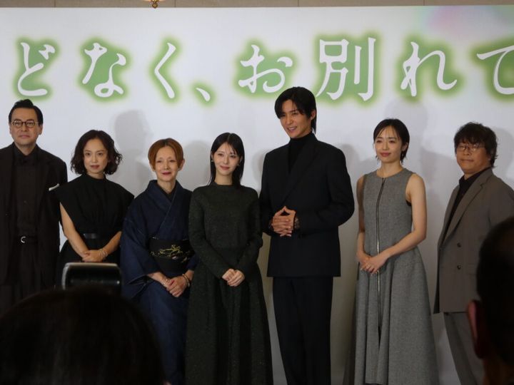 映画「ほどなく、お別れです」の完成報告会に出席した左から鈴木浩介さん、永作博美さん、夏木マリさん、浜辺美波さん、目黒蓮さん、森田望智さん、三木孝浩監督＝東京・明治記念館