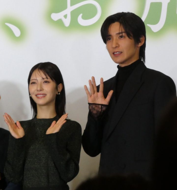 Snow Manの目黒蓮さん（28）と女優、浜辺美波さん（25）が20日、東京・明治記念館で行われたダブル主演映画「ほどなく、お別れです」（来年2月6日公開、三木孝浩監督）の完成報告会に共演の森田望智さん（29）、鈴木浩介さん（50）、永作博美さん（55）、夏木マリさん（73）らと出席しました。