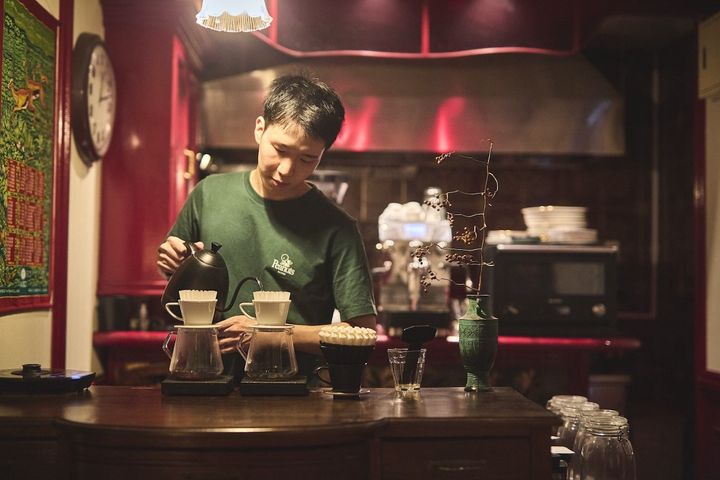 コーヒーをいれる店主