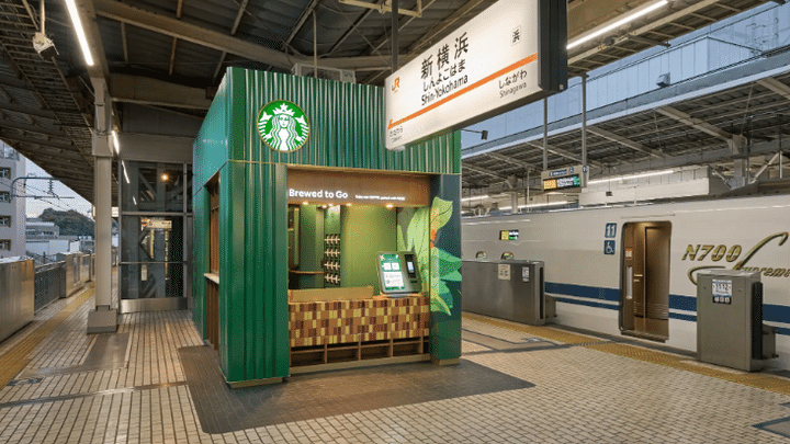 コーヒーチェーン店のスターバックス コーヒー ジャパンは20日、明日21日にJR新横浜駅の新幹線下りホーム上（11号車付近）に新店をオープンすると公式サイト上で発表しました。