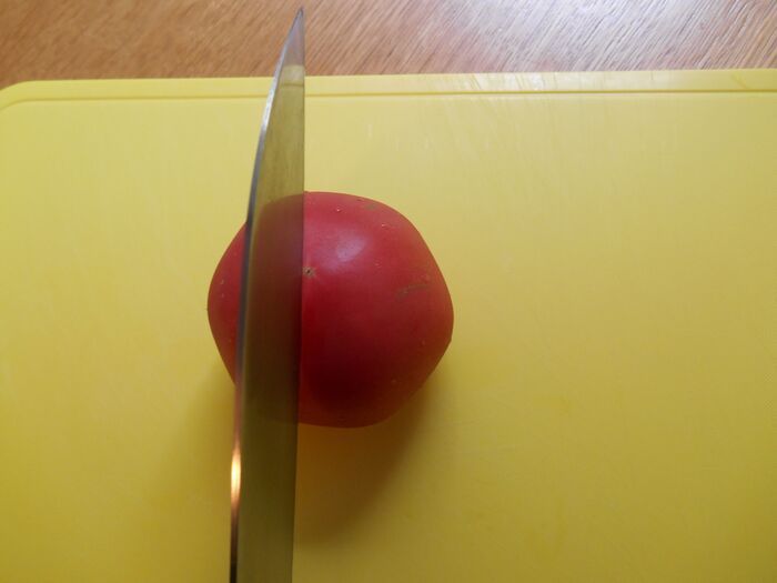 種が出ない〈トマトの切り方〉を検証してみた！もうサラダ、水っぽくなりません