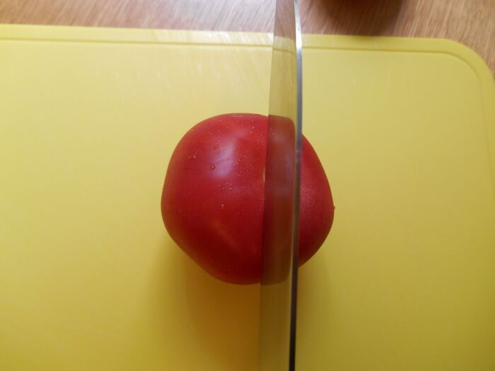 種が出ない〈トマトの切り方〉を検証してみた！もうサラダ、水っぽくなりません