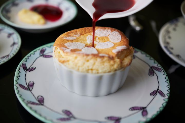 アイコニックなフラワーモチーフがデザインされたスフレ