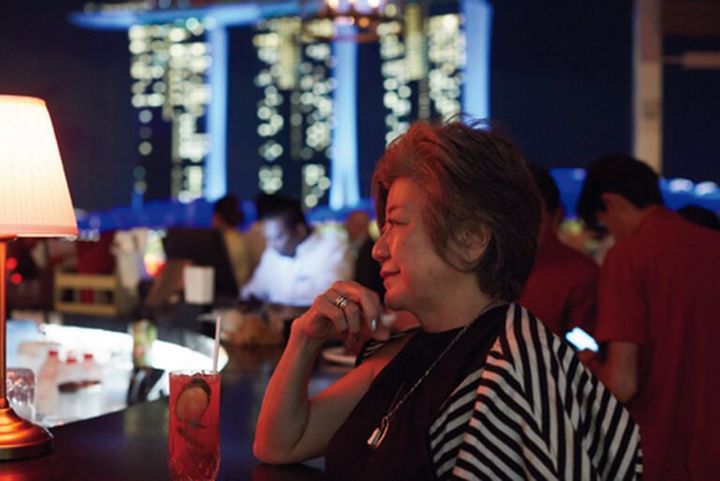 ザ・フラトン・ベイ・ホテルのスタイリッシュな「ランタンルーフトップバー」で美しい夜景を眺めながら、カクテルと音楽に酔いしれ空港へ。