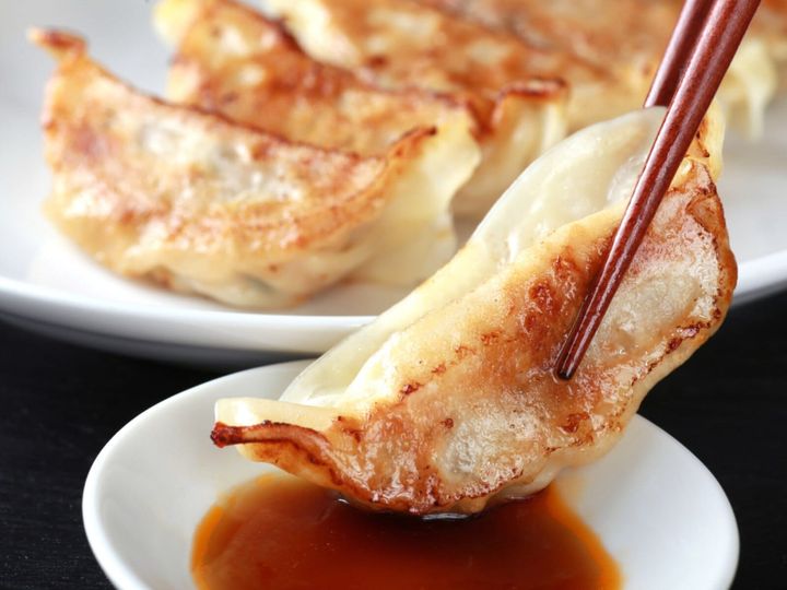 All About ニュース編集部が全国250人を対象に実施した「お土産に関するアンケート」の調査結果から、旅先で買いたい「栃木県のお土産」ランキングを発表！ 2位「生餃子（宇都宮みんみん）」を抑えた1位は？