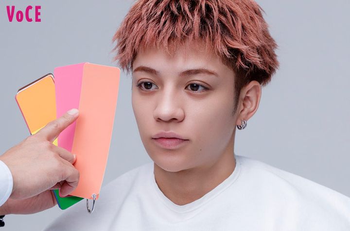 肌色が青みピンクかコーラルピンクかを確認中