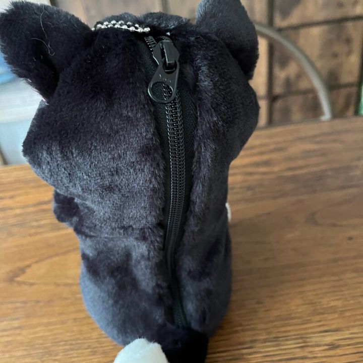 背中にはチャックが