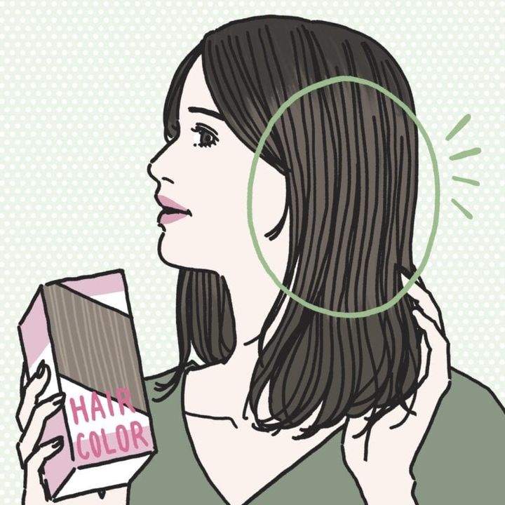 おうちカラーをする40代女性