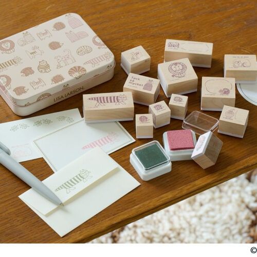 リサ・ラーソンの「木製スタンプ＆2026年手帳」が可愛すぎた…！コラボ付録を徹底比較 あなたはどっちのねこを選ぶ？