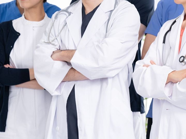 【形成外科医が解説】クマ外傷は、一般にひどい皮膚欠損から骨折、血管・内臓損傷まで多岐にわたることが多いです。救急科に始まり、形成外科、整形外科、血管外科、消化器外科、精神科などが連携して治療します。命を守る治療から、再建、心のケアまで、段階的な治療の流れを分かりやすく解説します。（※出典：shutterstock.com）