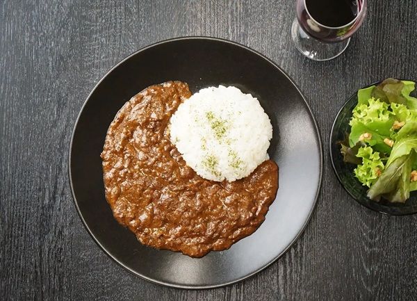 老舗精肉店の森谷商店が、神戸牛の旨味を贅沢に閉じ込めたレトルトカレーを発売！