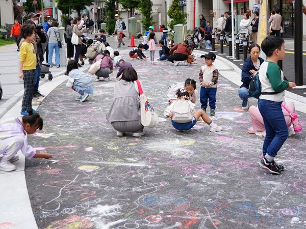 環境にやさしい「シーシェルチョーク」は黒板アートにもおすすめ。ホタテの貝殻を有効活用！