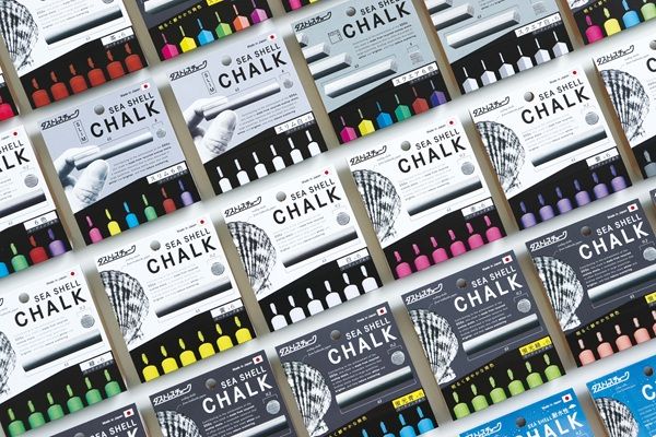 環境にやさしい「シーシェルチョーク」は黒板アートにもおすすめ。ホタテの貝殻を有効活用！