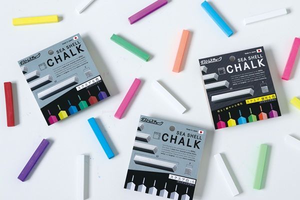 環境にやさしい「シーシェルチョーク」は黒板アートにもおすすめ。ホタテの貝殻を有効活用！