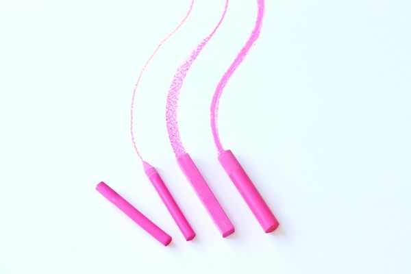 環境にやさしい「シーシェルチョーク」は黒板アートにもおすすめ。ホタテの貝殻を有効活用！