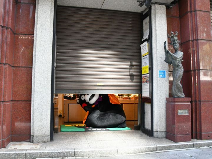 シャッターが開くと同時にくまモン登場！＝10月8日、東京都中央区