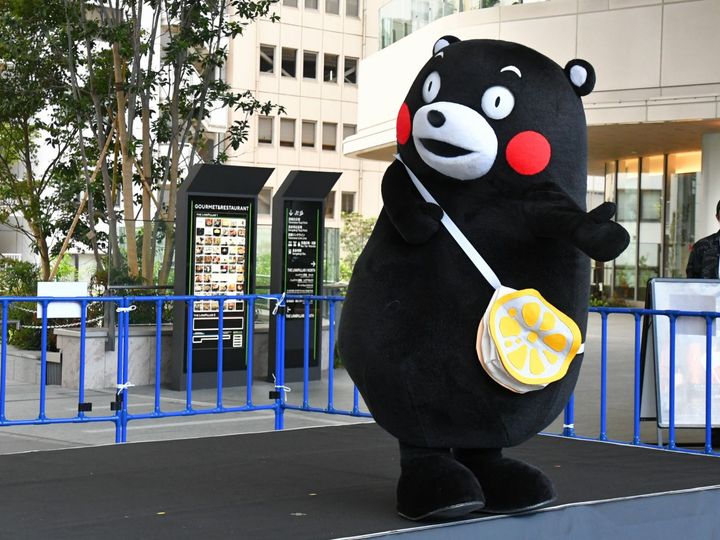 バッグは食べちゃだめだモン＝10月18日、東京都港区