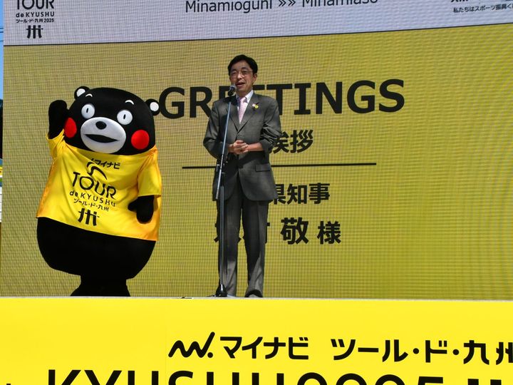 かわいく手を振るくまモン＝10月12日、熊本県阿蘇郡