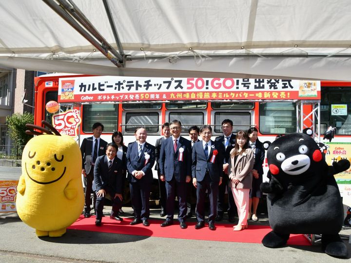 ポッタが気になるくまモン＝10月10日、熊本市