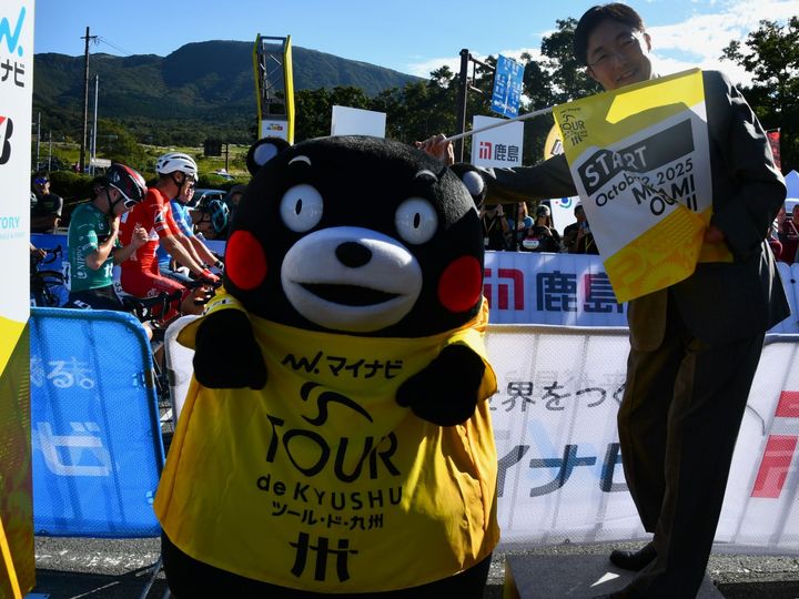 木村知事と一緒にパチリ＝10月12日、熊本県阿蘇郡