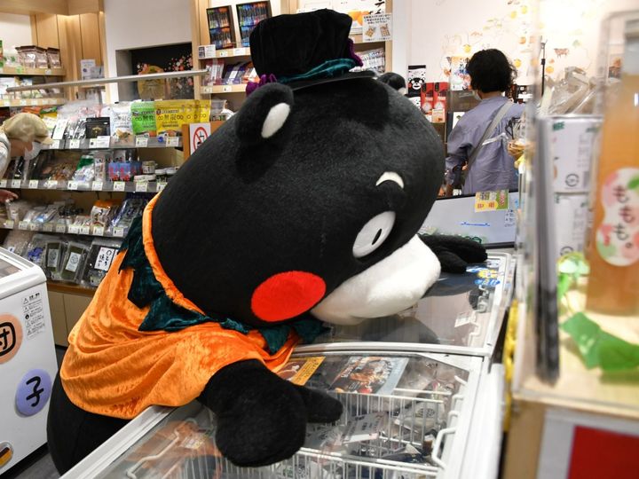 冷凍ケースにぺったり＝10月8日、東京都中央区