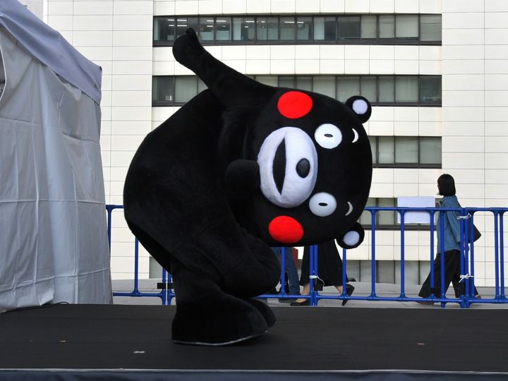 見上げる視線のイケメソくまモン＝10月18日、東京都港区