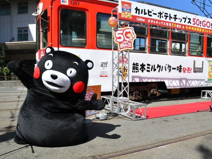 熊本ミルクバター味のポテトチップス、おすすめだモン＝10月10日、熊本市