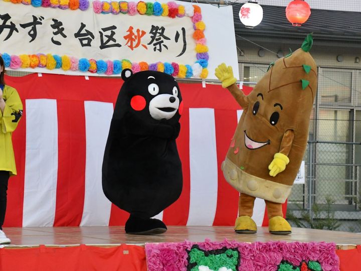 ステージを盛り上げるくまモン＝10月11日、熊本県合志市