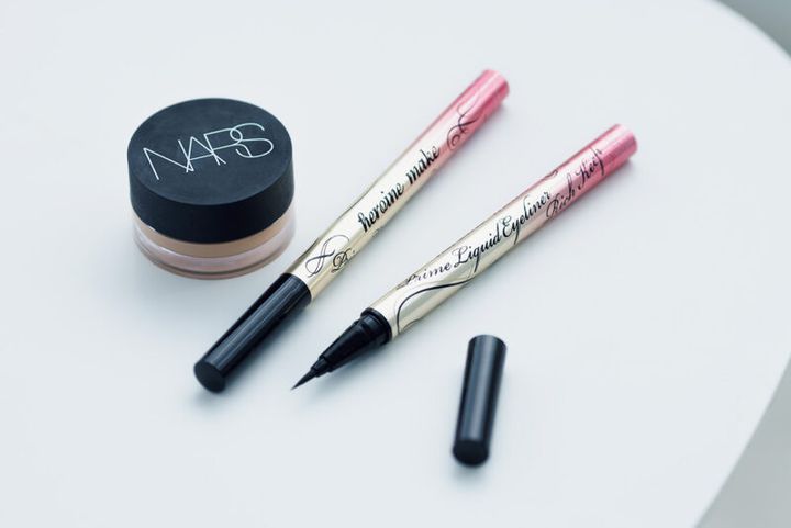 右：ヒロインメイク プライムリキッドアイライナー リッチキープ ￥1,320（編集部調べ）／KISSME（伊勢半） 左：NARS ソフトマットコンプリートコンシーラー ￥4,730／ナーズ ジャパン