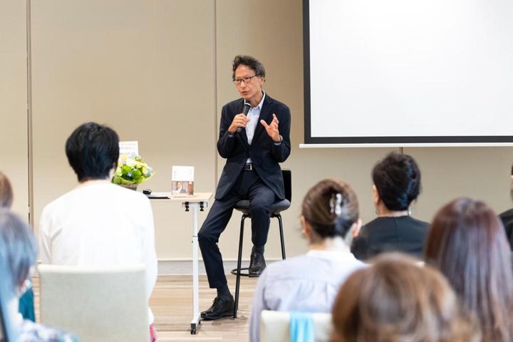 出版記念イベントのトークショーにて。