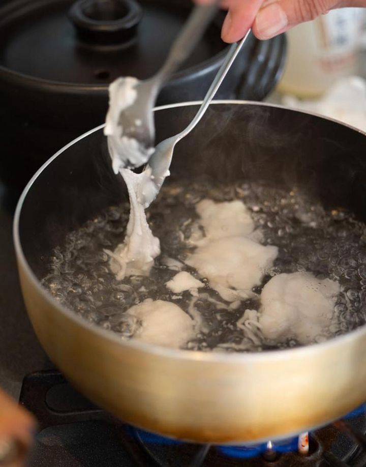 適当な分量をスプーンですくって、沸騰したお湯の中に落とします。