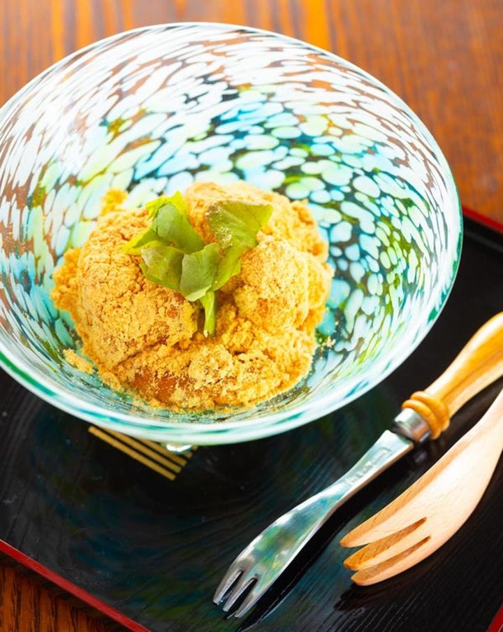 きな粉白玉が完成！ ミントの葉の代わりにベビーリーフをのせて。