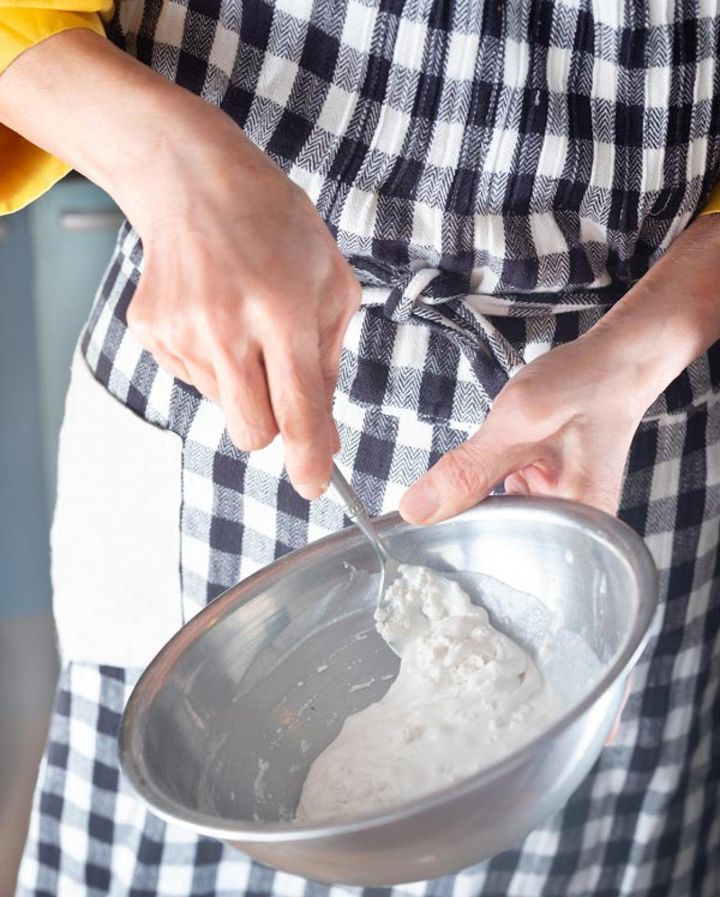 白玉粉に水を少しずつ加え、耳たぶくらいのかたさに。「ゆるいようなら白玉粉を足してば混ぜれば丈夫」