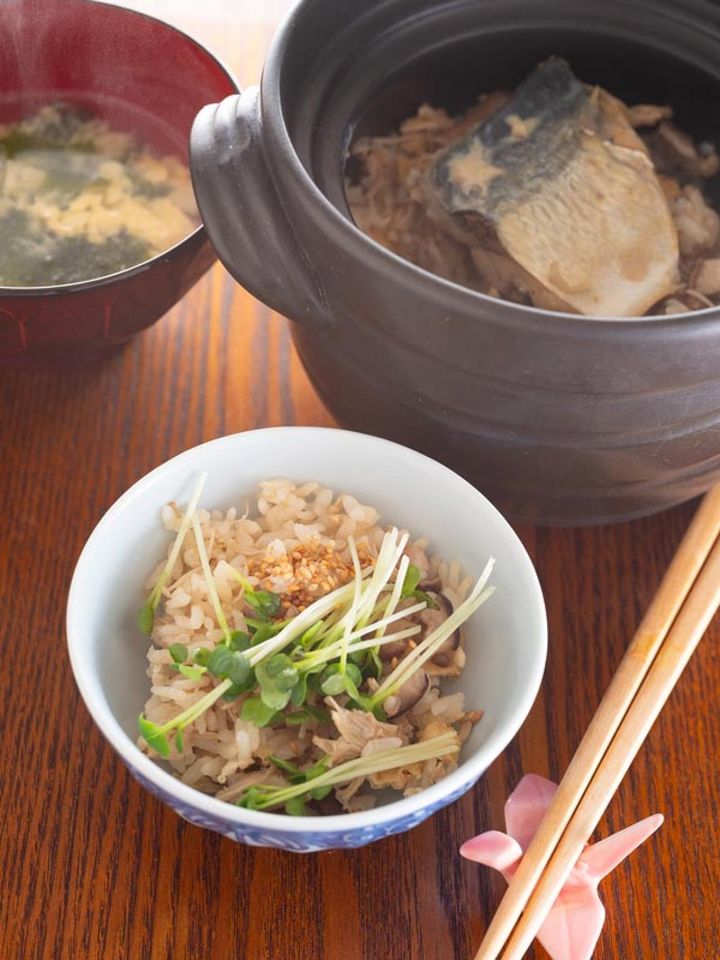 １～２人用の深めの土鍋を愛用。しめじとえのきなど、旬のきのこをたっぷり入れた炊き込みご飯に、塩麹液に漬けておいた安価なさばをのせて蒸らし、さばご飯に。わかめの味噌汁を添えて。100円足らずで１食分完成！