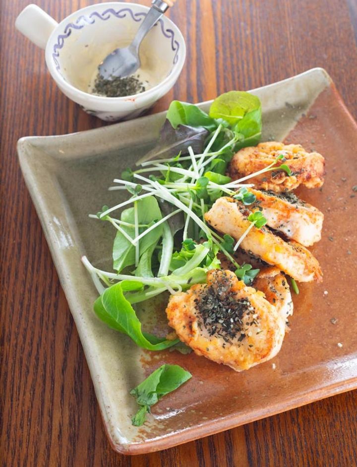 チキンフリッターが、5、6分でできあがり。乾燥バジルを振り、ベビーリーフと貝割菜をつけ合わせ、マヨネーズ、からし、バジルを合わせたディップを添えて。