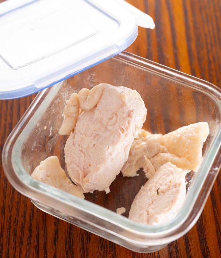 鶏むね肉をカットして、ポリ袋（アイラップ）に入れて塩麹液に漬けて一晩おき、ポリ袋のまま湯煎します。湯煎で中まで加熱した鶏むね肉を密閉容器に入れて冷蔵庫で保存しておくと、忙しい日でも手軽にアレンジできます。
