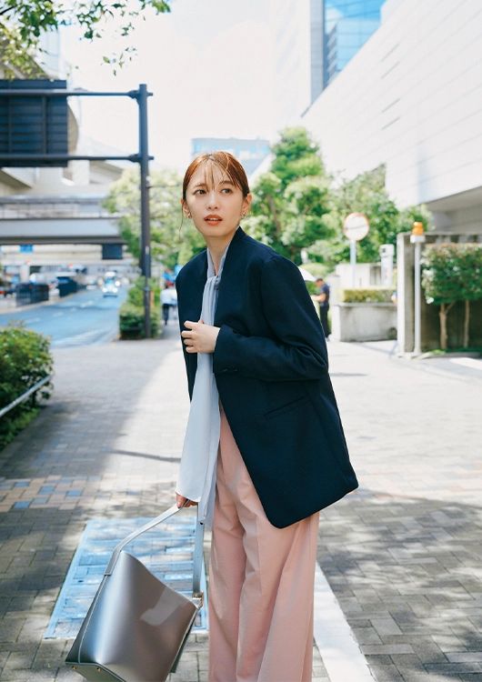 大人こそマネしたいパステルカラー通勤コーデ（ジャケットON）