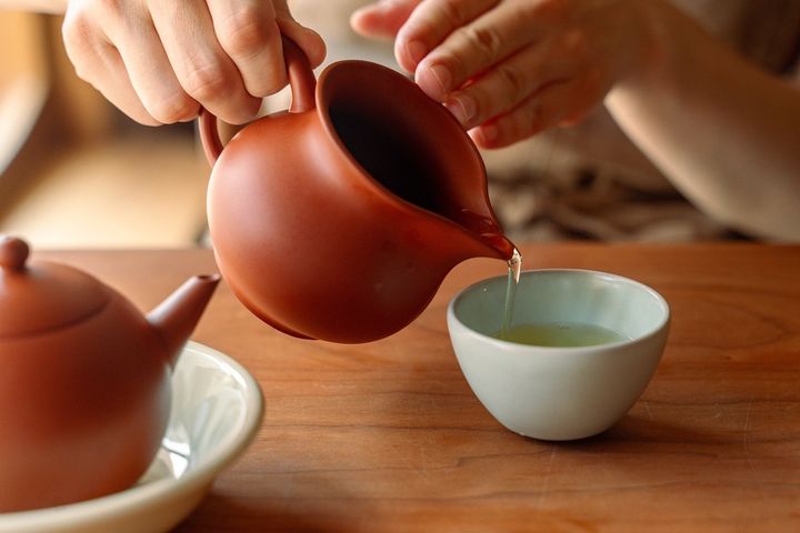 お茶を注ぐ様子