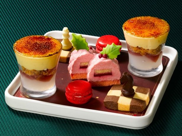 ＜中段＞アップルコンポートクレームブリュレ、あまおうマカロン、ノエルフランボワーズムースケーキ、チェスクッキー