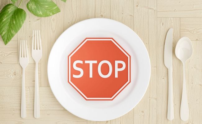 食事制限しているイメージ