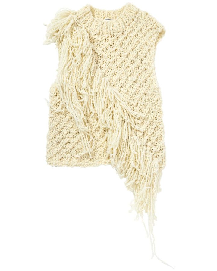 毛足の長さの異なるフリンジが大胆に配置されたまるでアートのような一着。ベスト￥52,800（オープン セサミ クラブ）