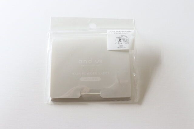 スリーコインズのAUSヘアパウダーシート〈整髪料〉のパッケージ