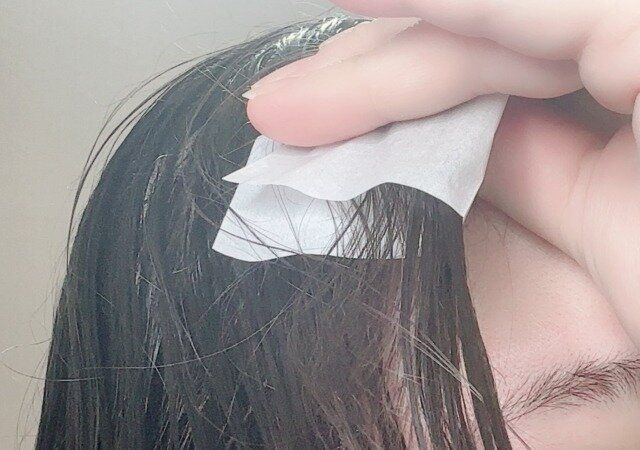 スリーコインズのAUSヘアパウダーシート〈整髪料〉で髪を挟む