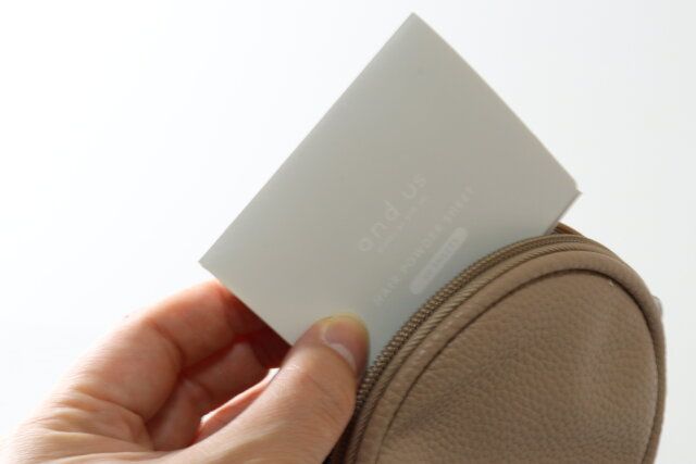 スリーコインズのポーチに入るAUSヘアパウダーシート〈整髪料〉