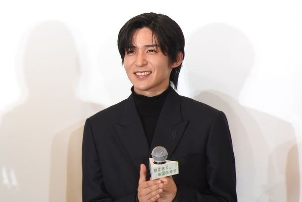 美空を厳しく指導する指南役の葬祭プランナー・漆原礼二を演じる目黒蓮 撮影：ソムタム田井